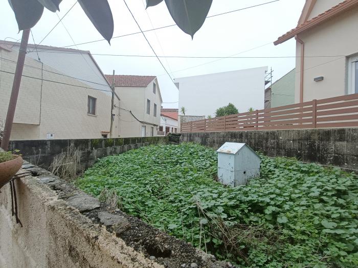 Se vende casa con pequeño jardín en Carreira